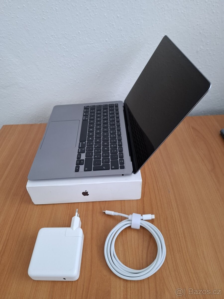 Macbook Air 13 palců M1 chip 8 GB RAM 256 SSD 250 cyklu - 3