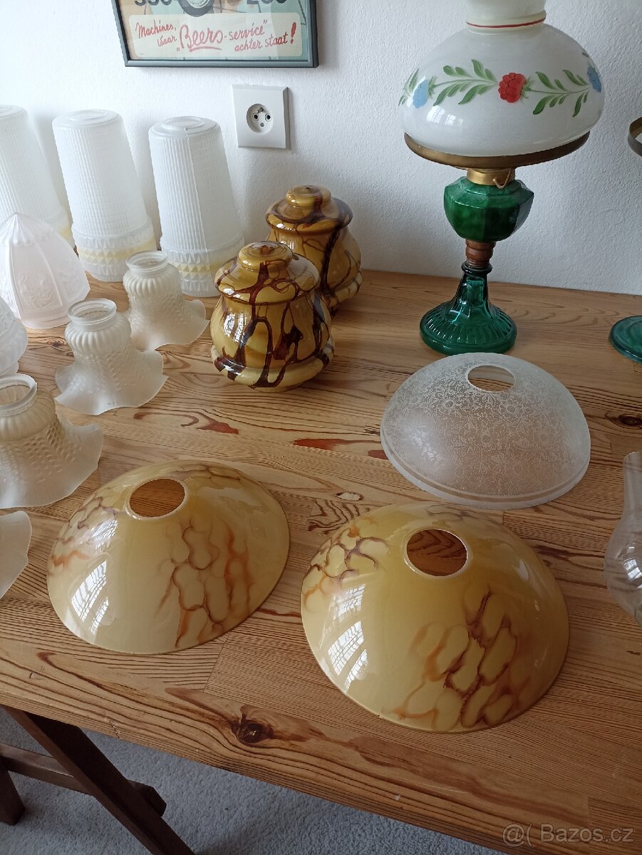 Konvolut starých širmů a dvě malachitové petrolejky - 3