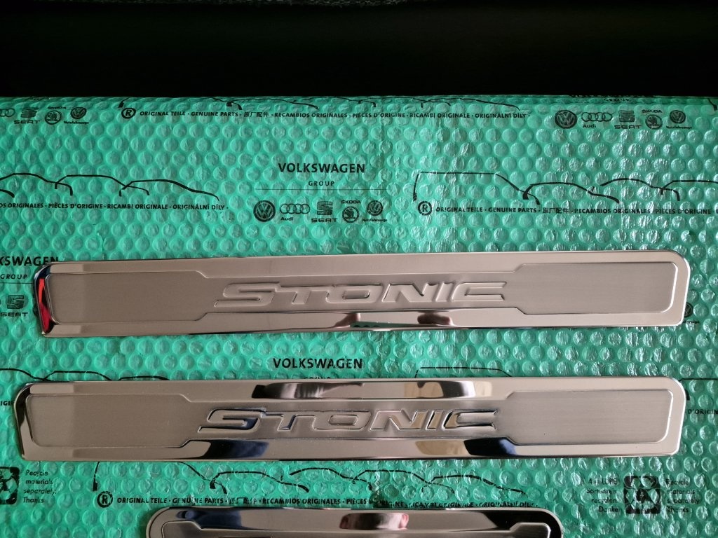 dekorativní ozdobné a ochranné lišty prahu Kia Stonic (YB CU - 3