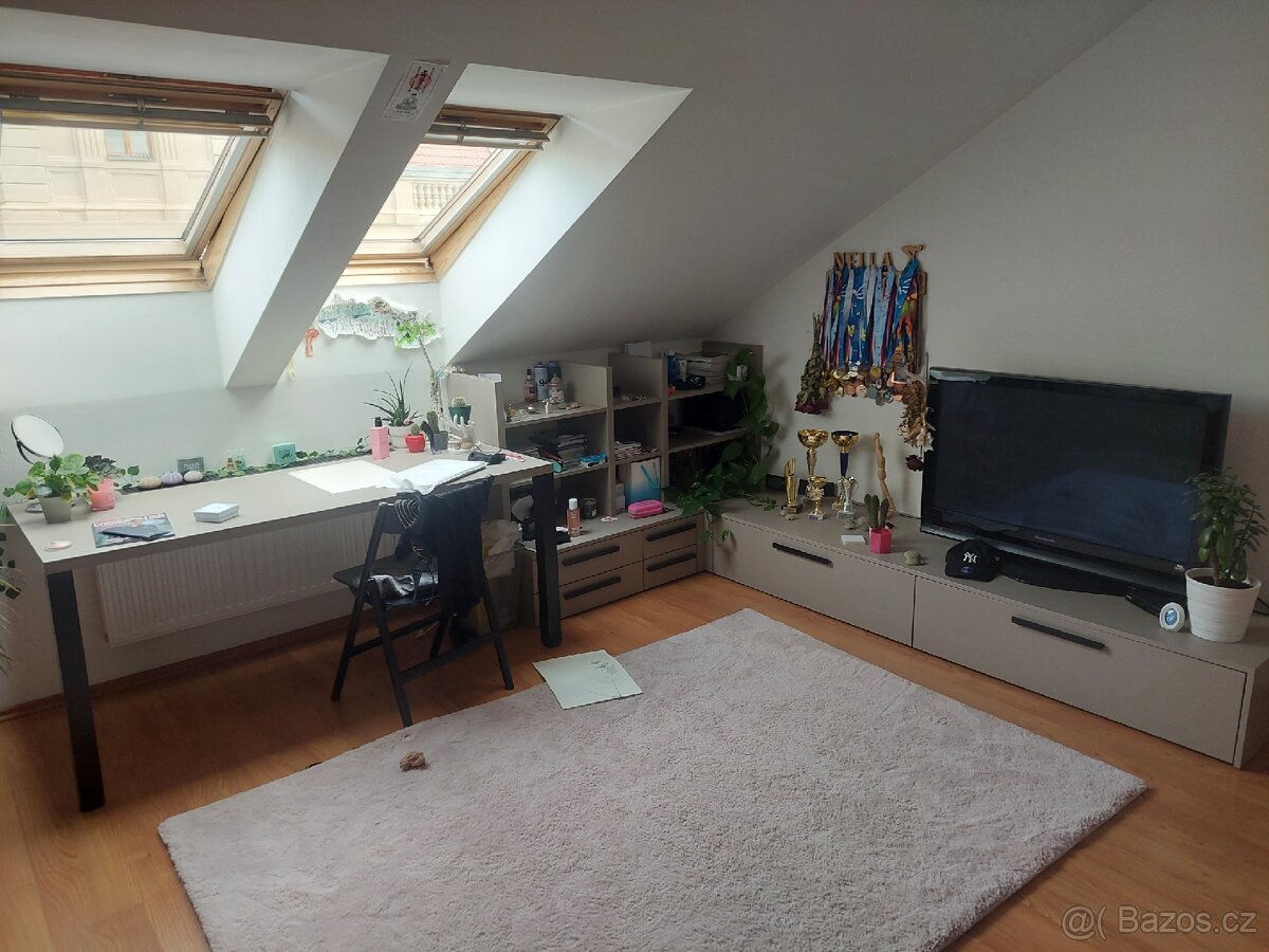 Studentska sestava se stolem - 3