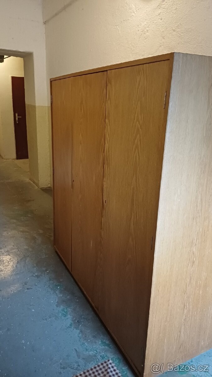 šatní skříň dřevéná - 3