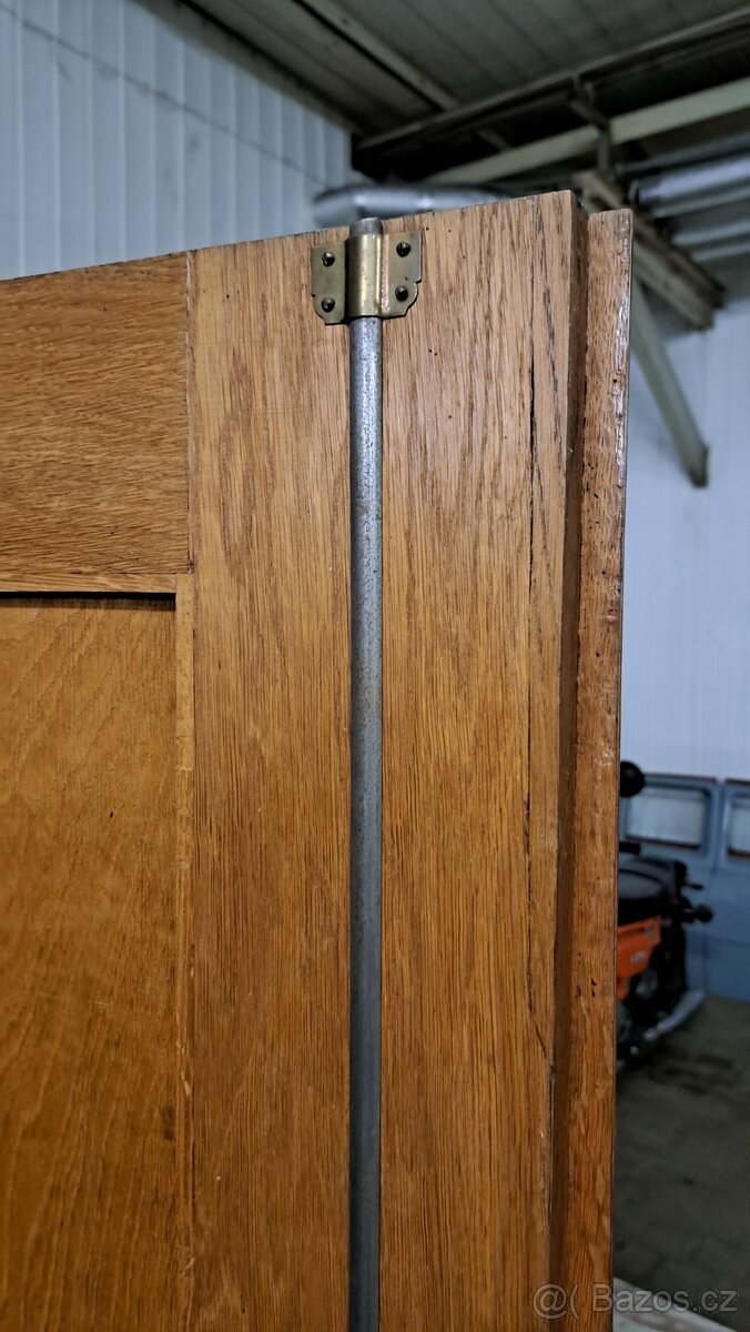 Historický dubový nábytek s rudým mramorem - 3