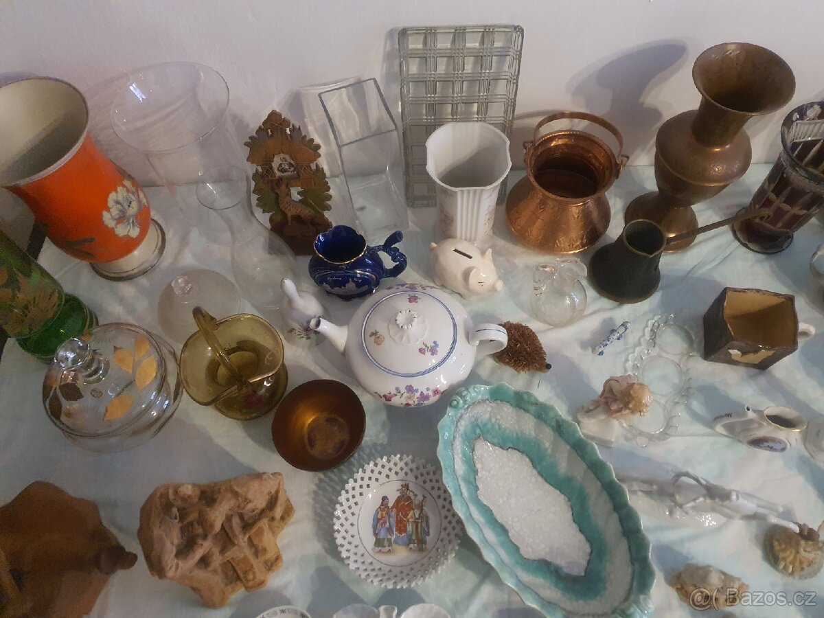 Sbírka porcelánových a skleněných figurek, váz - 3