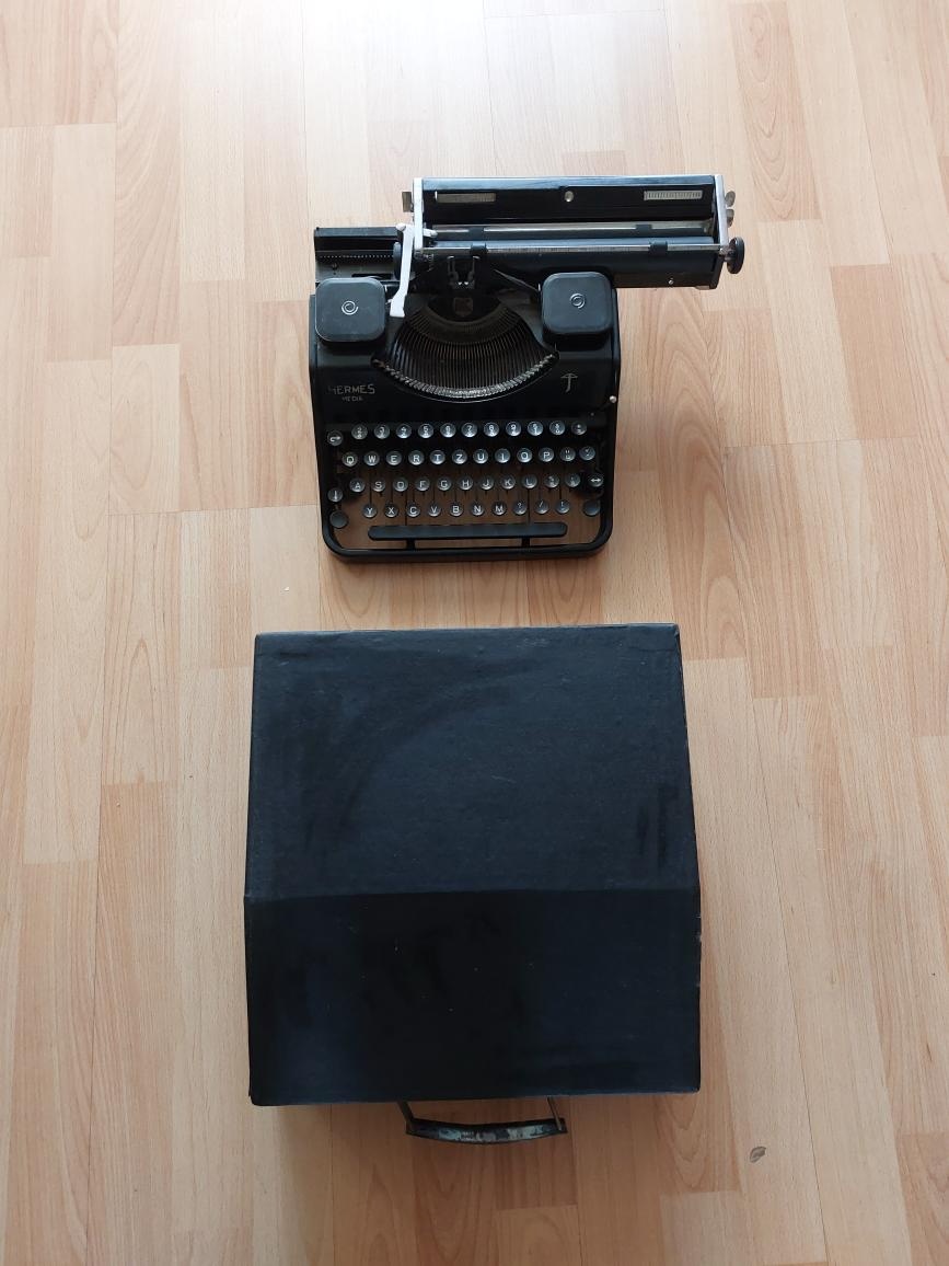 Starý psací stroj Hermes - krásná dekorace - 3