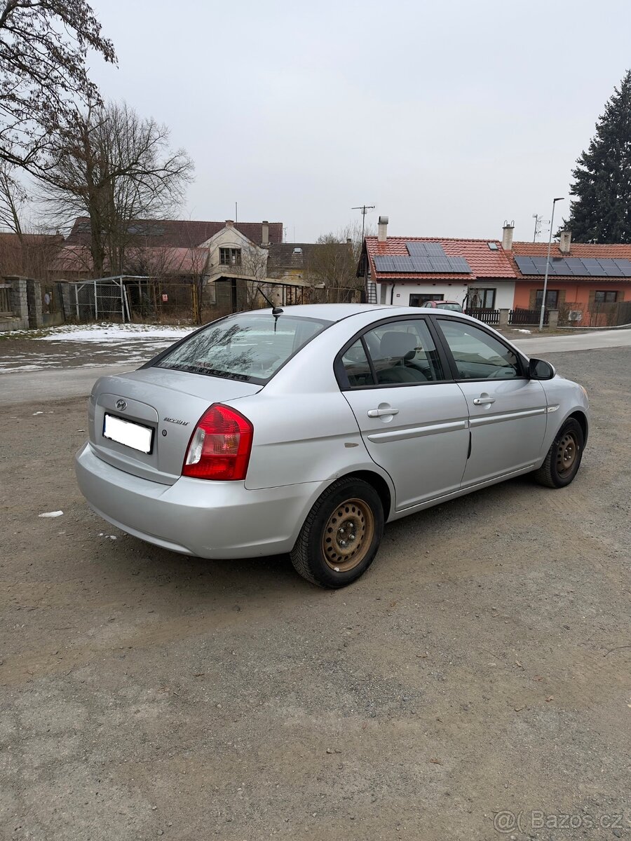 Hyundai Accent - 3