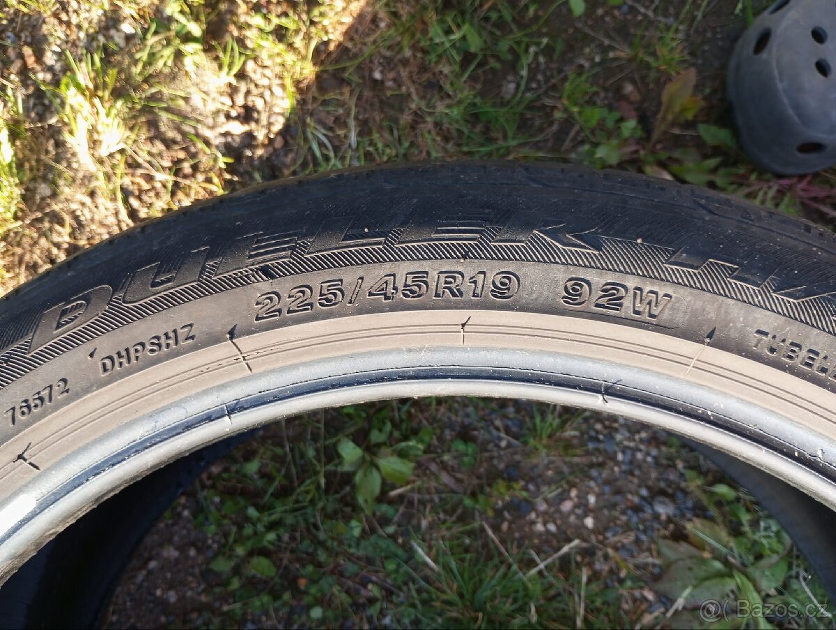 Pneu 225/45 R19 - 3