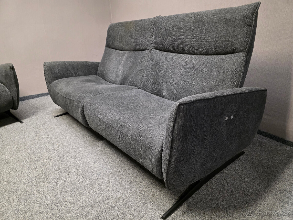 Elektricky polohovací sedačka 2+2 šedá látka - 3