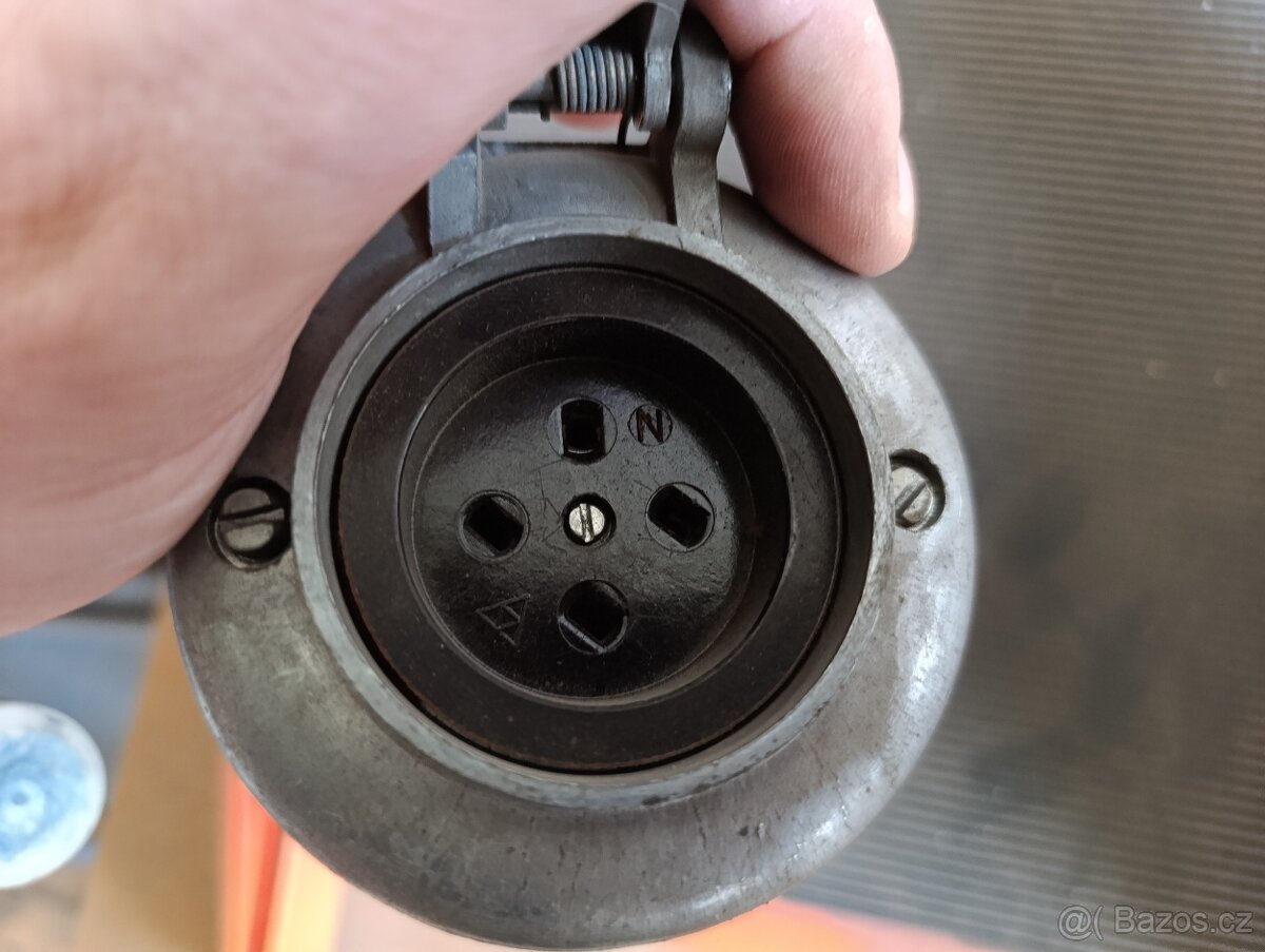 Zasuvka krytá 48v 10A -4 kolík - 3