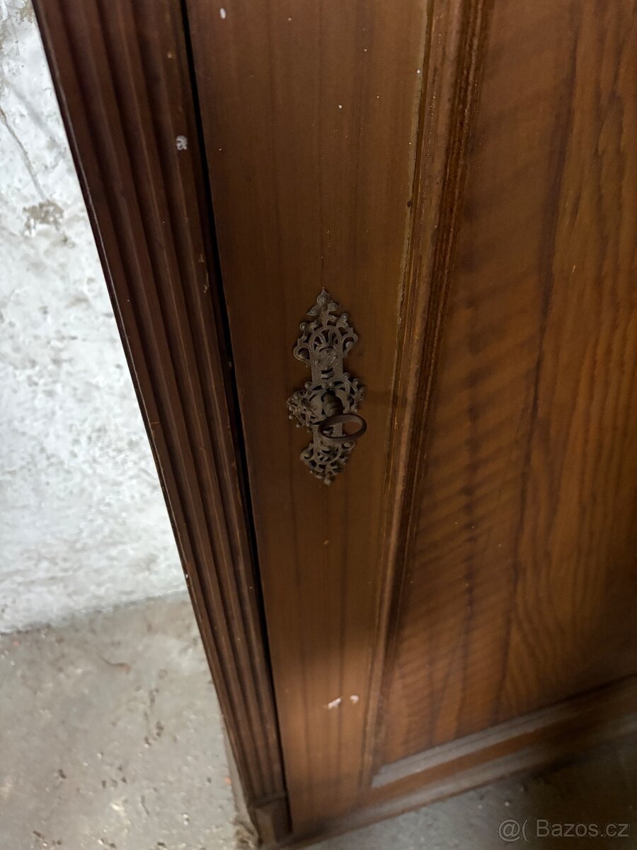 Starožitná skříň 2 - 3