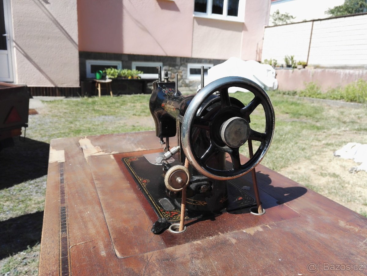 Historický šicí stroj LADA - 3