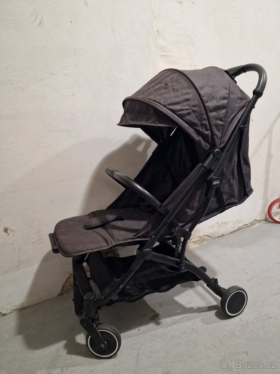 Černý cestovní kočárek Chicco Trolley me - 3