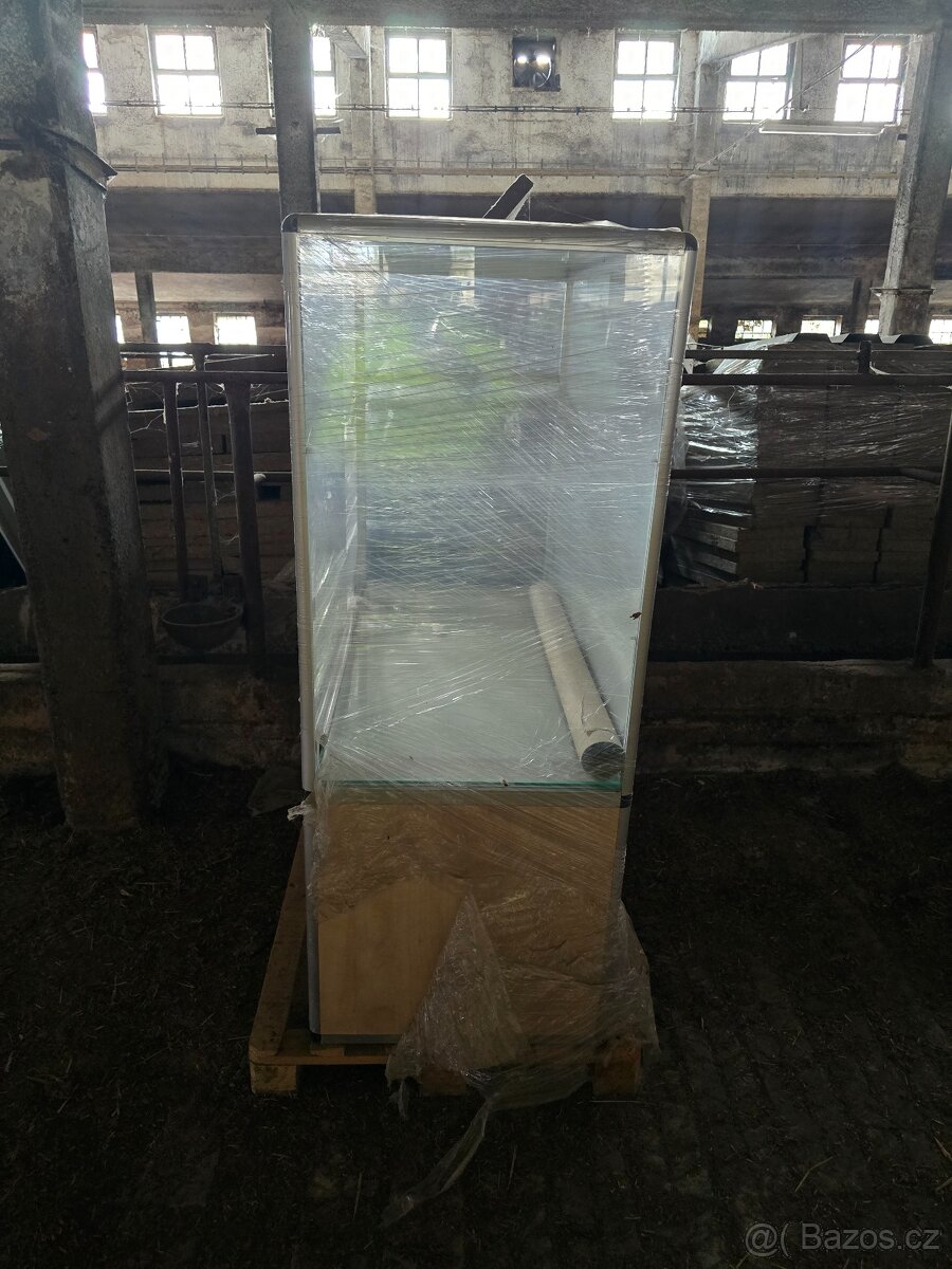 Skleněná vitrína - 3
