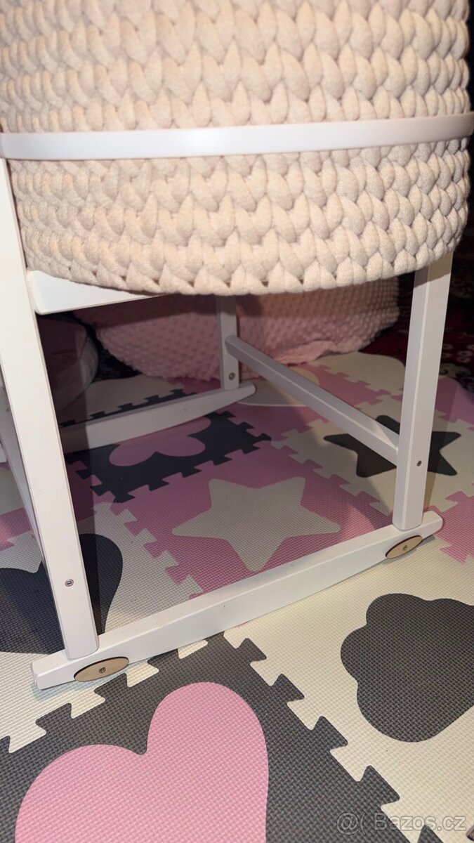 Háčkovaný mojžíšův koš se stojanem - houpací - 3