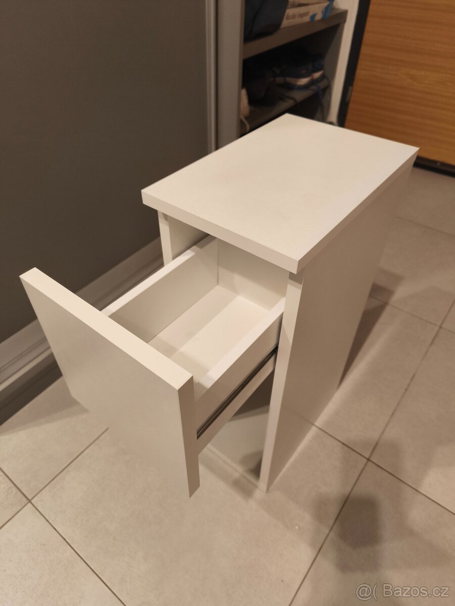 Malý noční stolek - 3