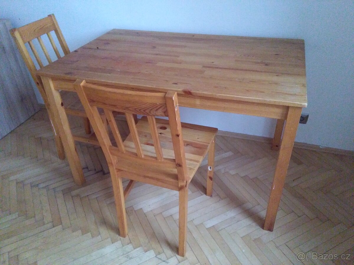 Dřevěný jídelní stůl - 3