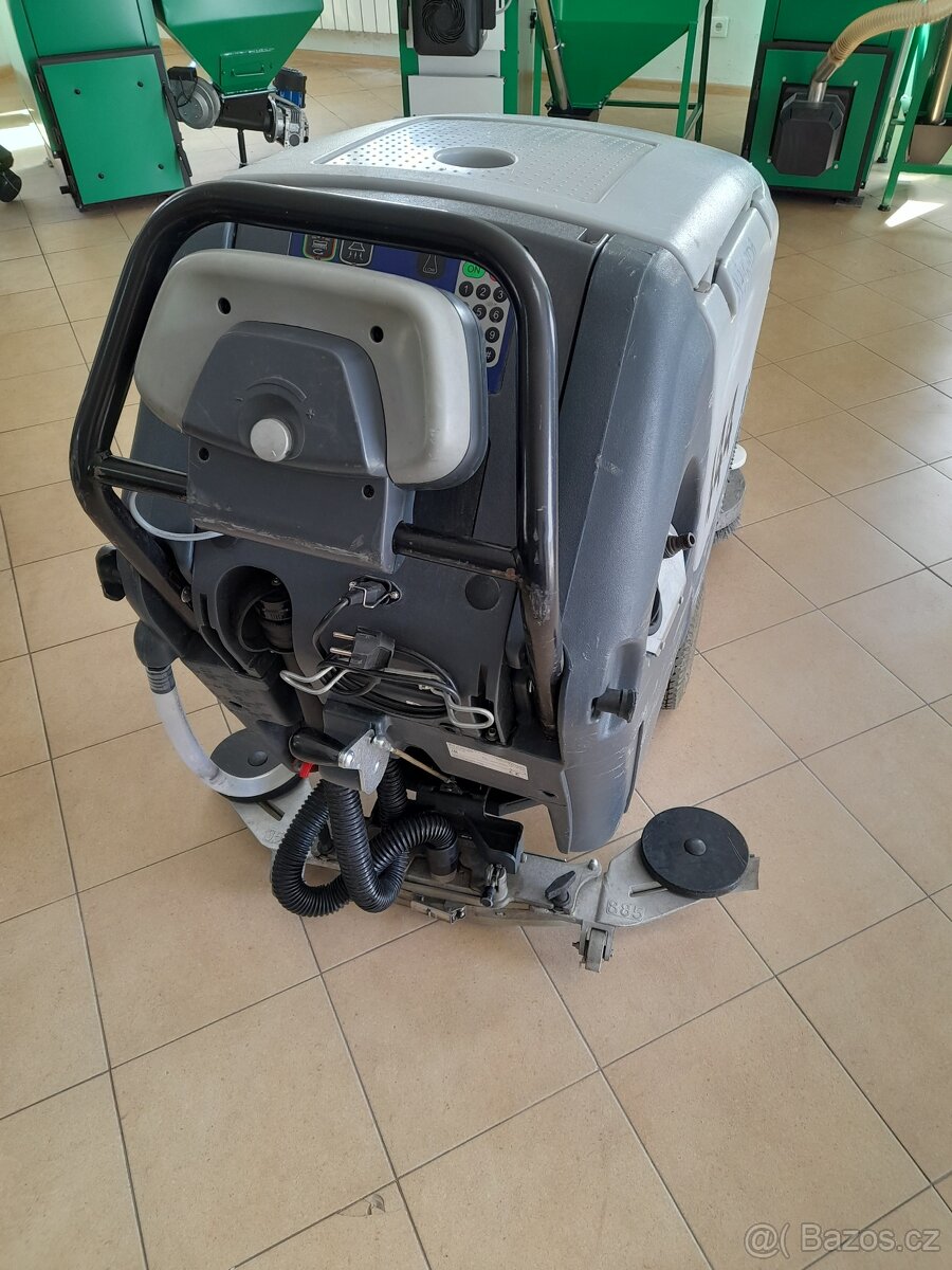 Podlahový čistící stroj NILFISK BA 651 - 3
