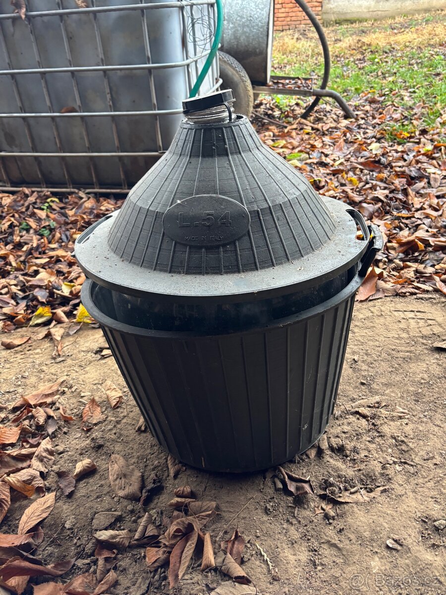 Demižony a kovové koše - 3