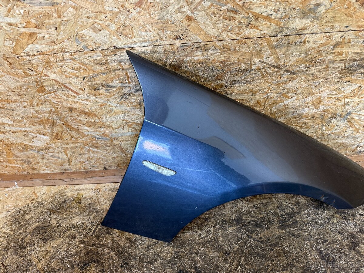 PRAVÝ PŘEDNÍ BLATNÍK BMW E90/91 SPARKLING GRAPHITE - 3