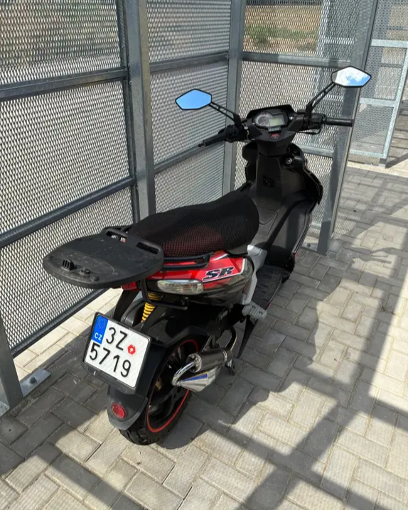 Aprilia SR 50 R, rok 2011 skůtr - 3