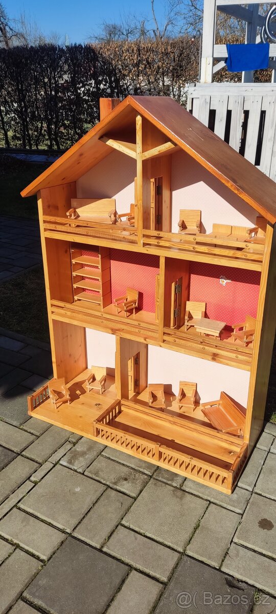 Dřevěný domeček pro panenky s malými hračkami - 3
