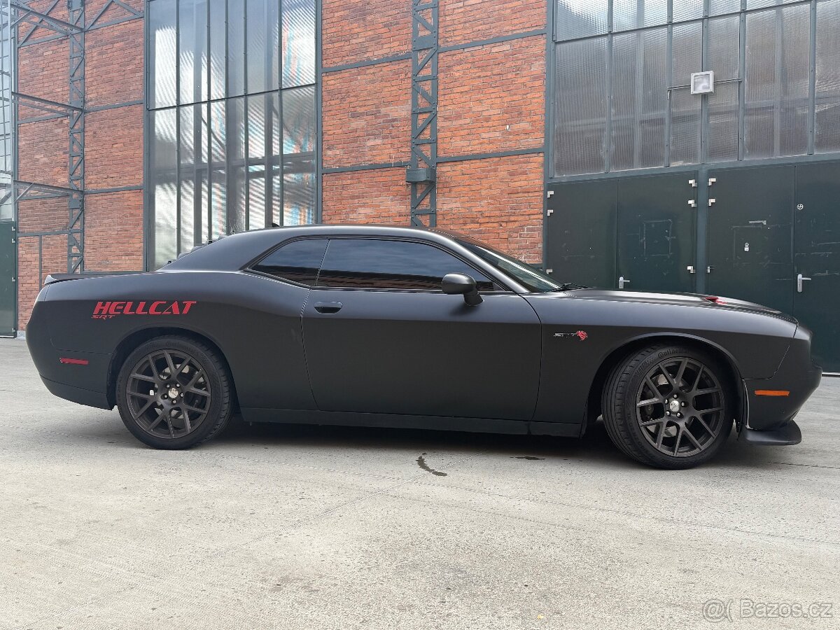 Dodge Challenger 6,4 - 3