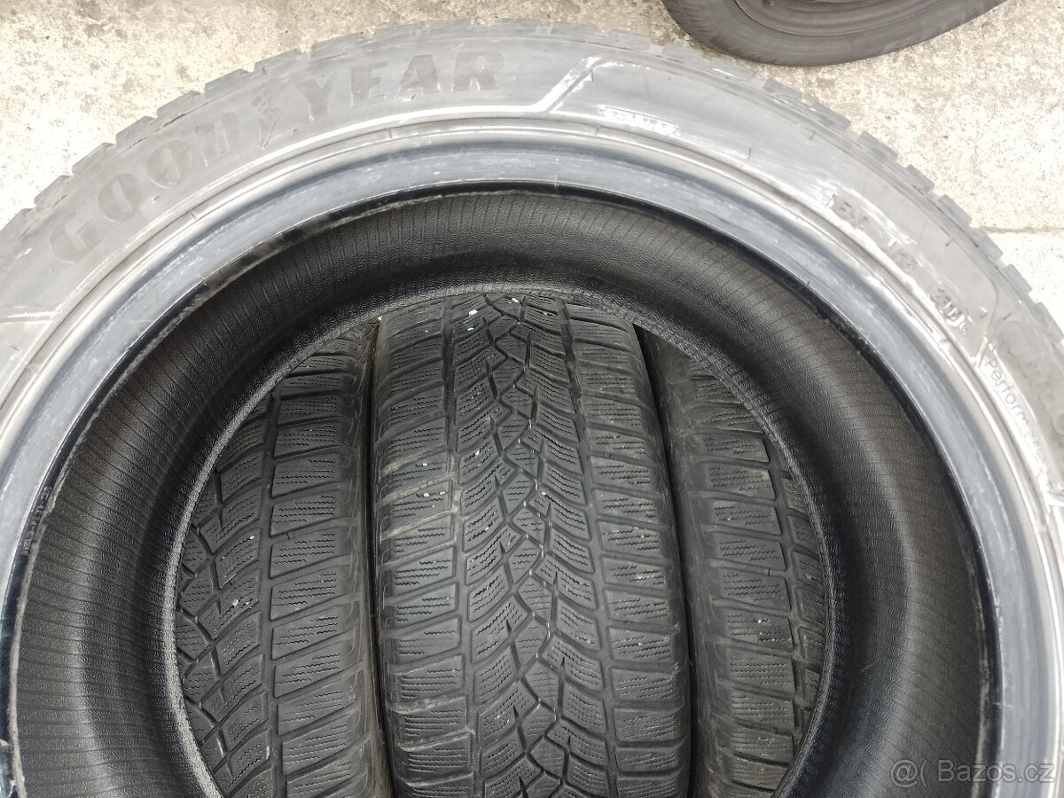 Pneu 235/45 R18 98V - 3