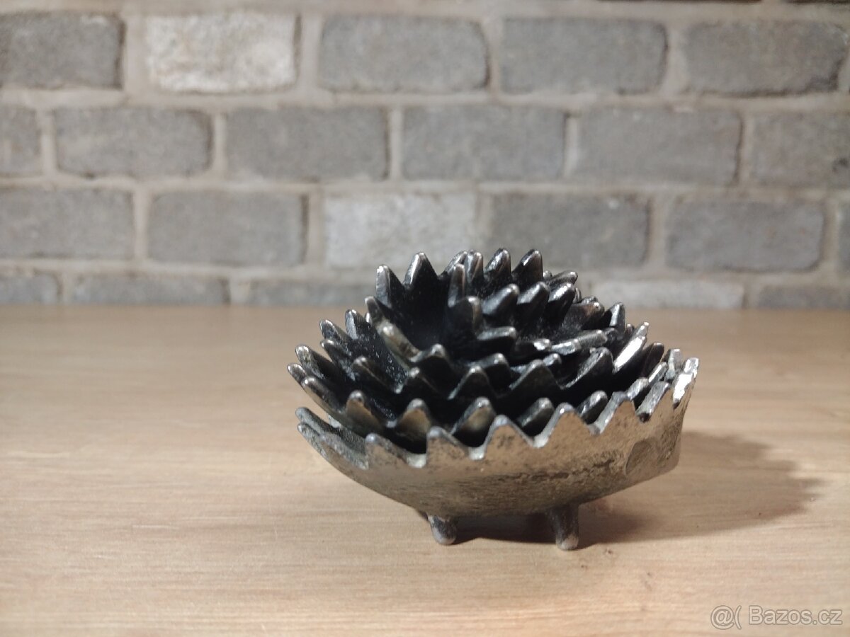 Retro ježek – sada kovových popelníků - 3