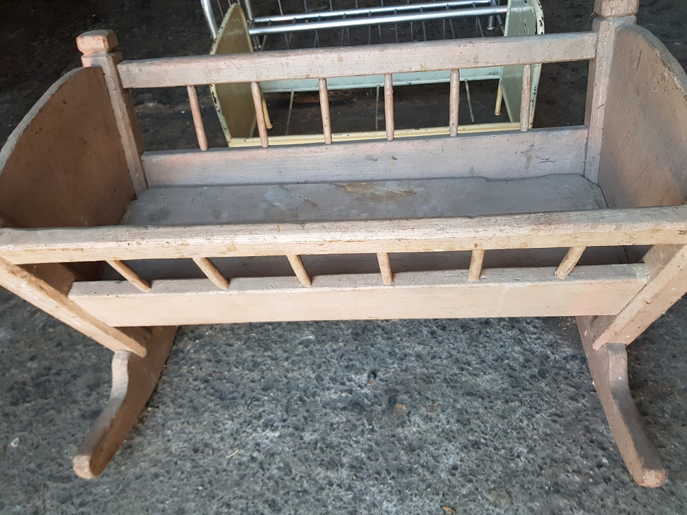 Stará dřevěná kolébka a kovové postýlky pro panenku - 3