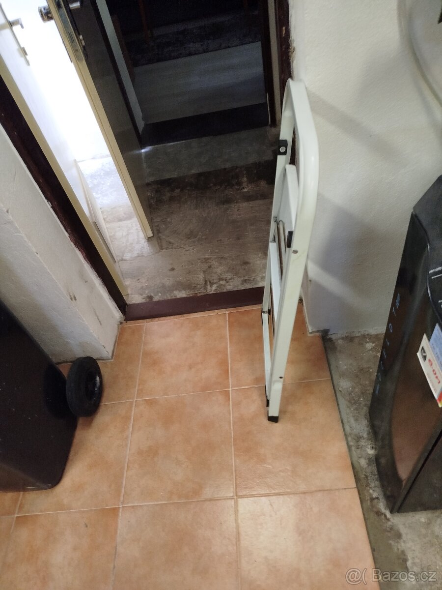 Prodám ocelové skládací schůdky , 2 . stupně - 3