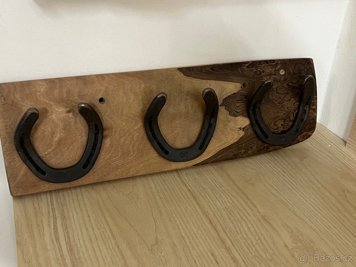 Věšák - 3
