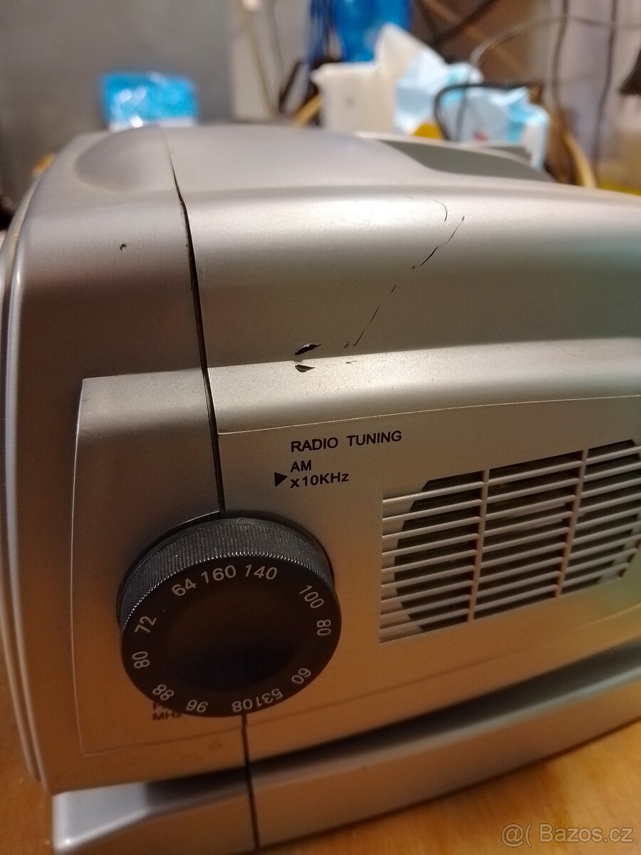 Stará přenosná televize s radiem - 3
