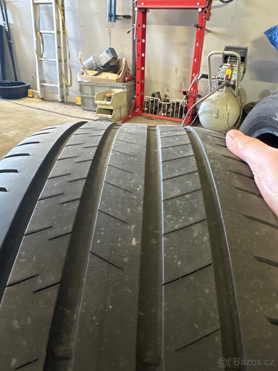 275/40R20 - 3