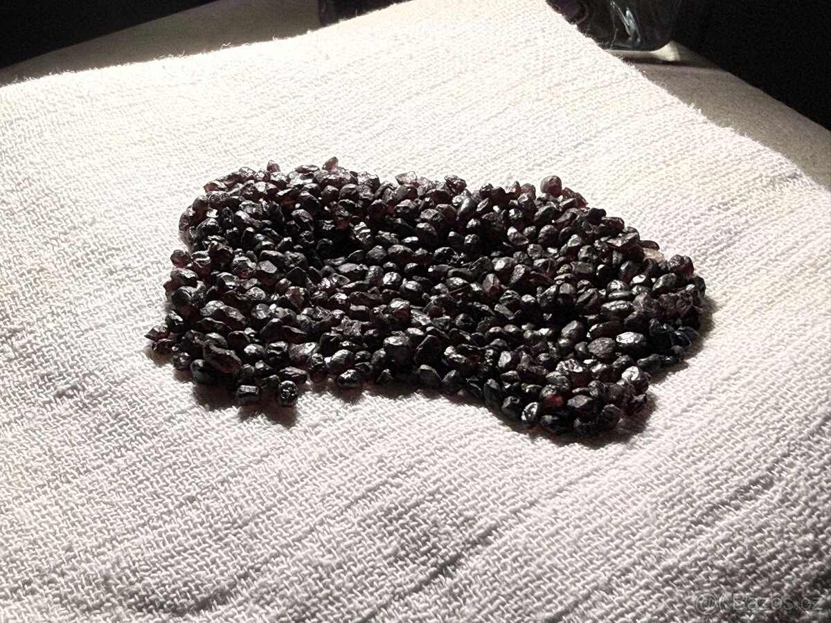 České granáty Pyrop i 4 mm - 3