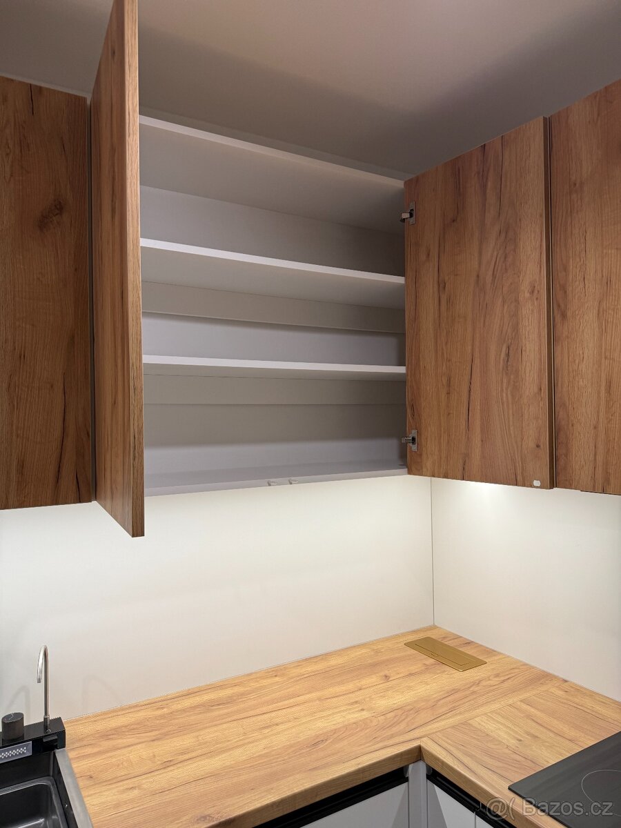 Kuchyně na míru – bílá + dřevo | Vestavěné spotřebiče - 3