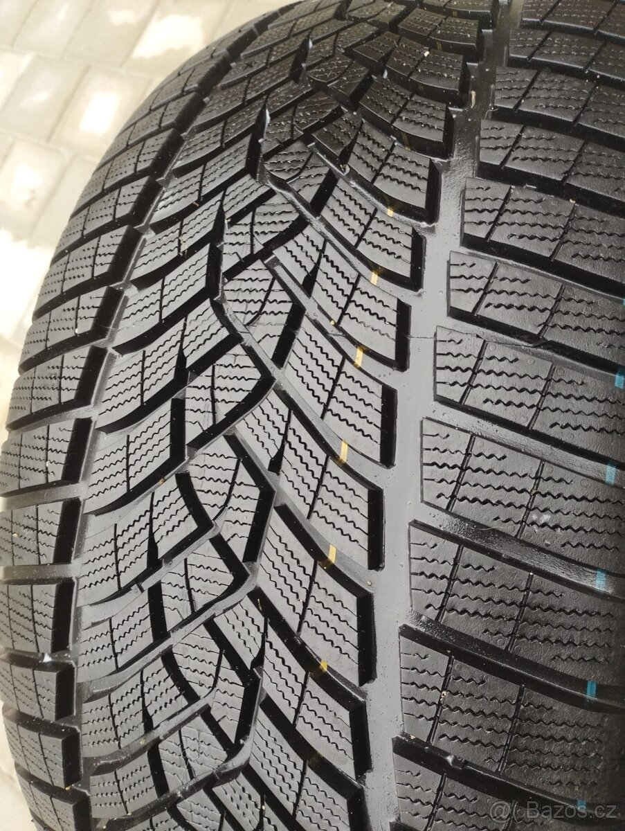 Goodyear UltraGrip Performance 295/35 R21 107V - 3