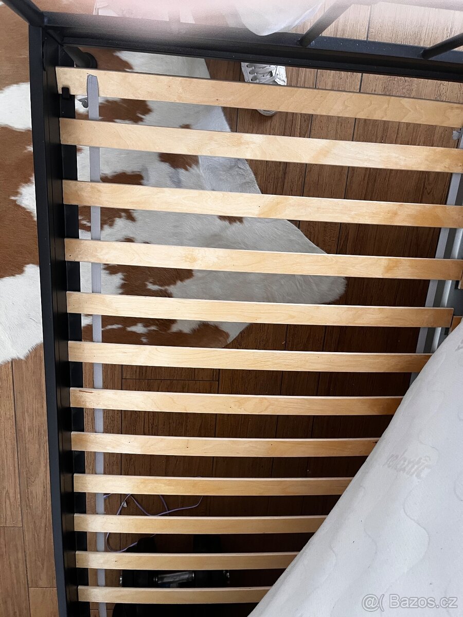 Postel s kovovým rámem - 3