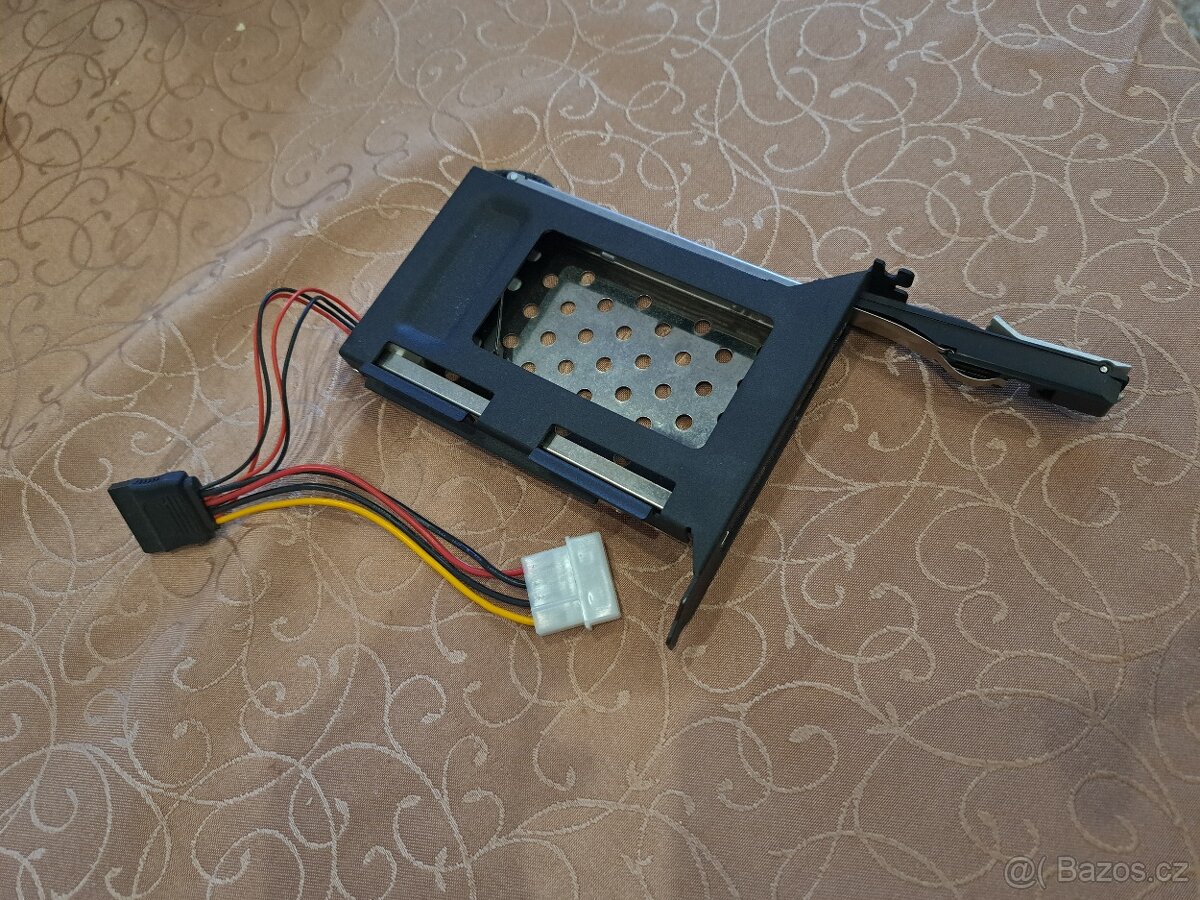 AKASA HDD rámeček interní do PCI slotu pro 2,5" hdd/ssd - 3