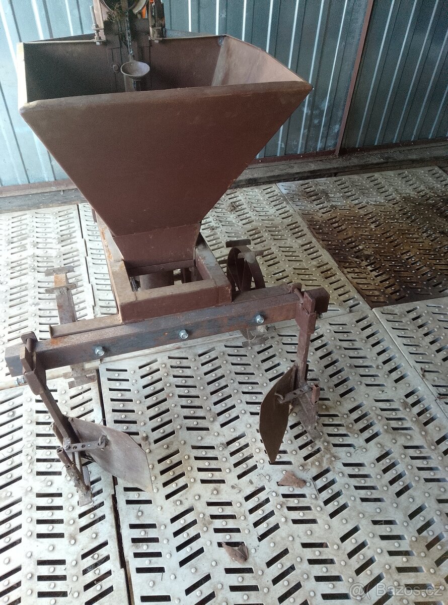 Jednořádkový sazeč brambor - 3