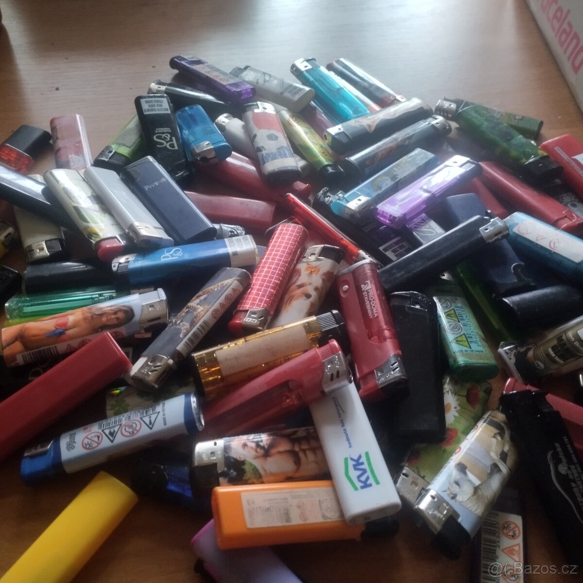 sběratelské zapalovače 100 kusů - 3