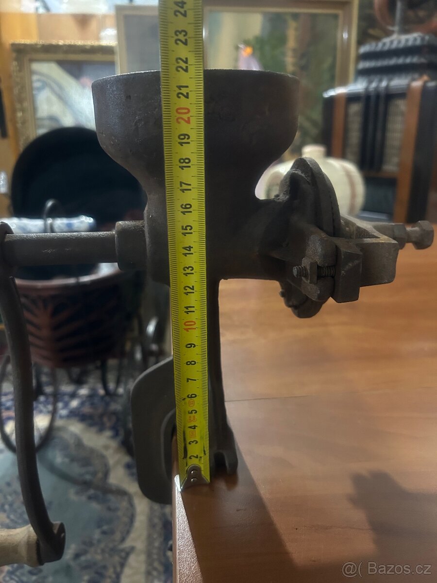 Starý litinový mlýnek na obilí / šrotovník - 3