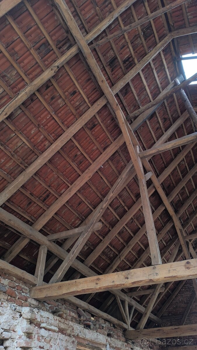 Starý tesaný krov, trámy, suchý, zdravý - 3