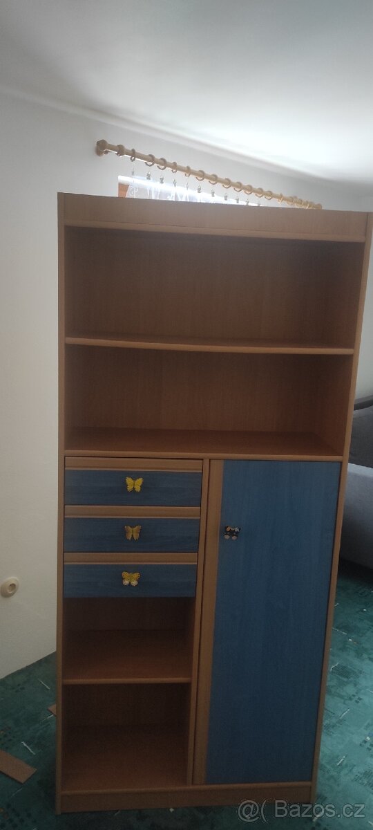 Skříň s knihovnou. - 3