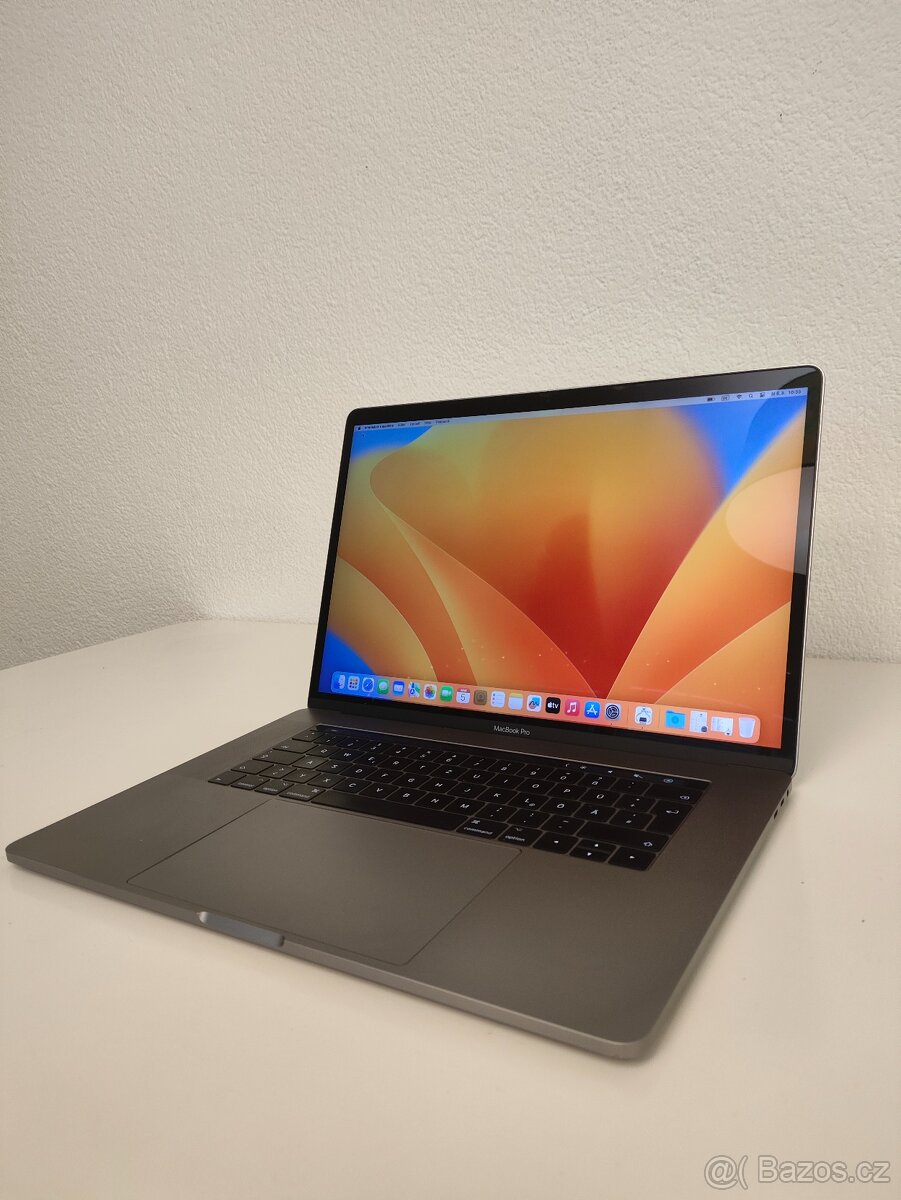 MacBook Pro 15 2017 | i7 • 16GB • 256GB - 3