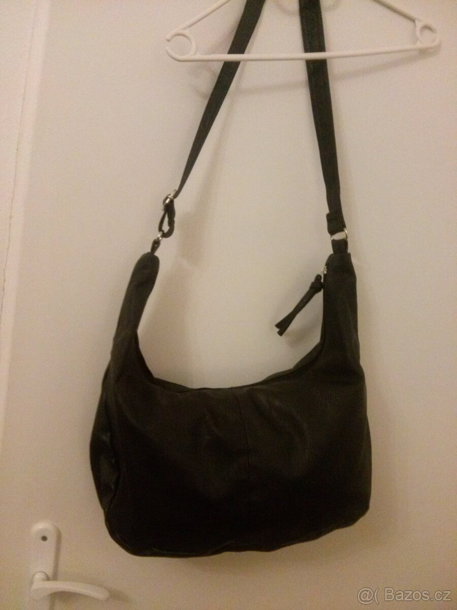 ČERNA KABELKA S DLOUHYM UCHEM - 3