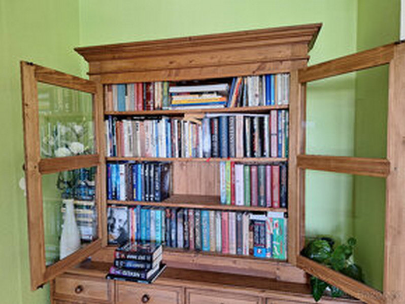 prosklená knihovna - vitrína - 3