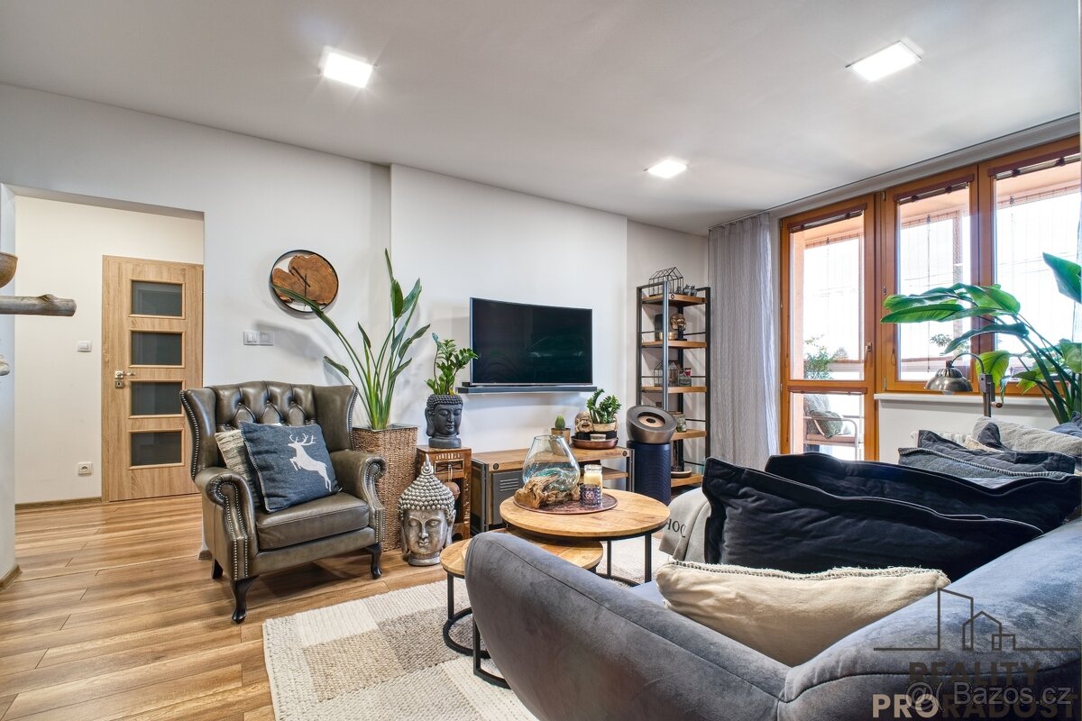 Prodej stylového bytu 3+1 se zasklenou lodžií na ul Horymíro - 3