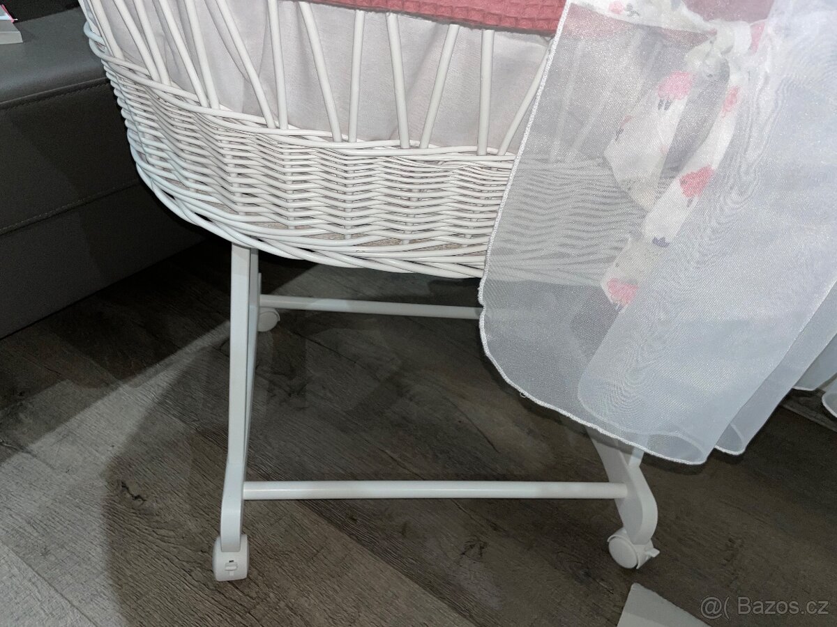 Proutěná postýlka s výbavou pro miminko – motiv Králíček - 3