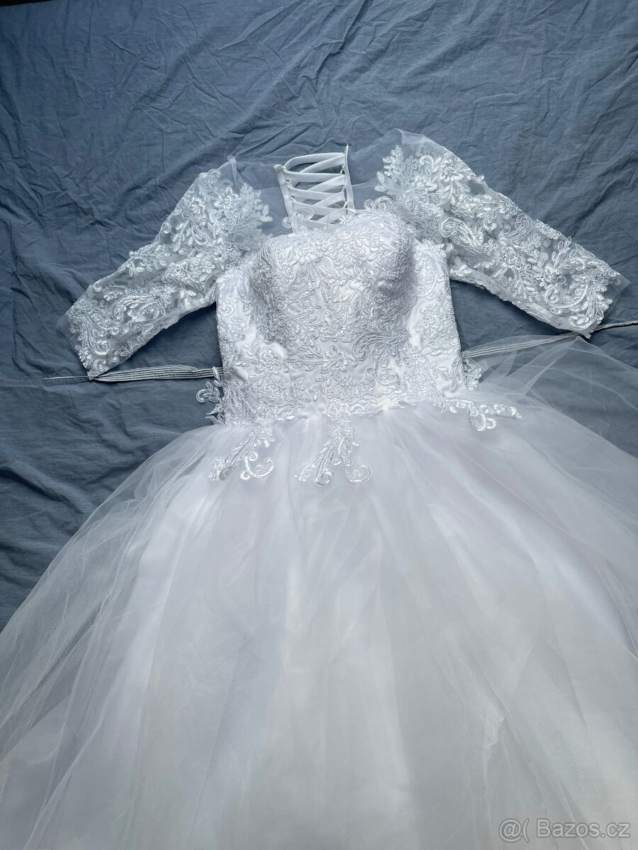 Svatební šaty s krajkou - 3