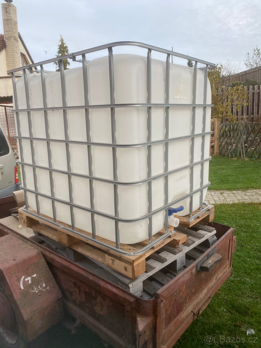 Prodám nádrž na vodu 1000l - 3