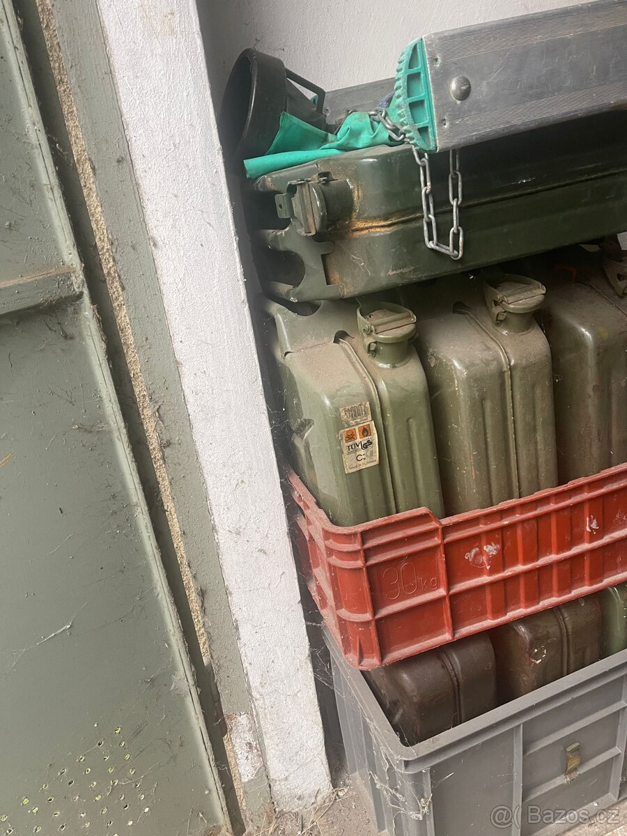 Starší plechové kanystry 20l. - 3